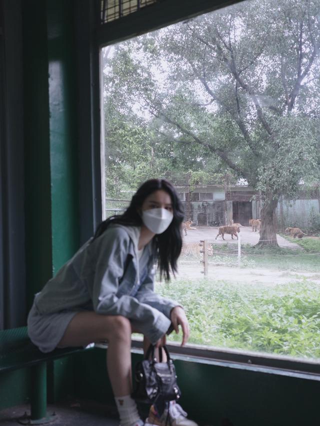 林峰大张馨月多少岁，被老公搂在怀里高调秀恩爱