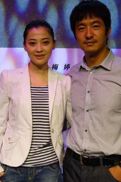 44岁的梅婷现状，44岁梅婷不惧年龄秀香肩