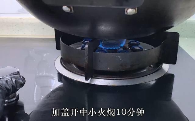 五花肉焖腐竹家常做法，腐竹焖五花肉肉香肥而不腻