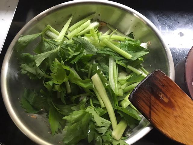 芹菜炒豆腐干的家常炒法，厨师长教你做芹菜炒豆腐干