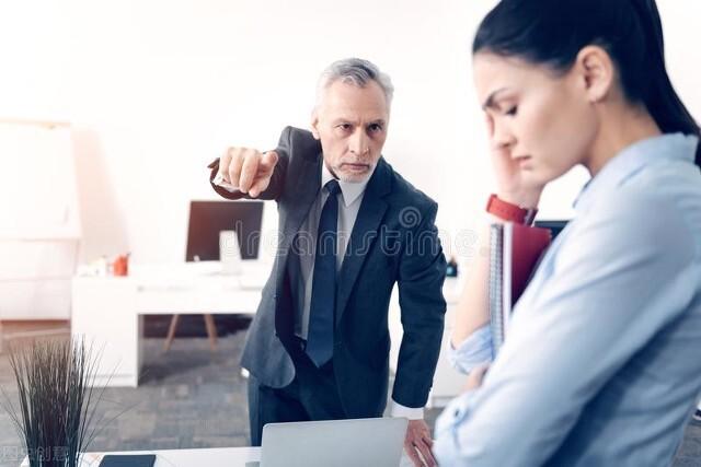 对某人生气的英文，英语习语mad有生气的意思（对某人生气的英语短语mad）