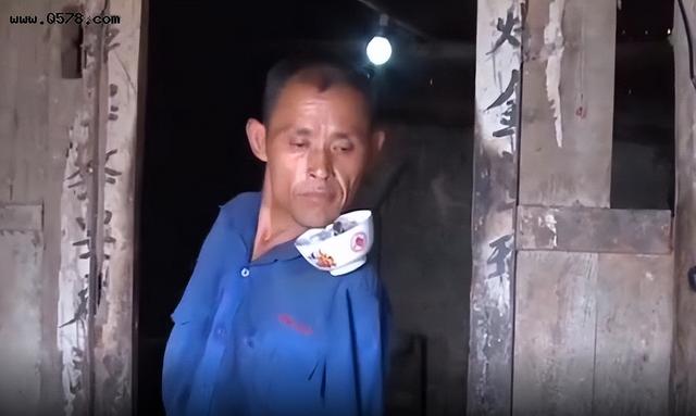 97岁驼背老人现状，97岁杨振宁携妻子出行