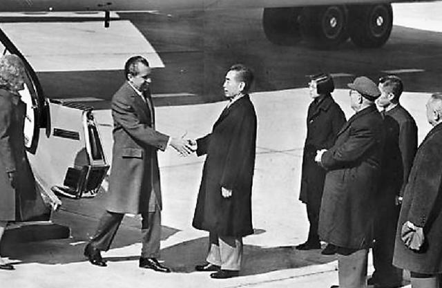 1971年美国总统尼克松访华的，美国总统尼克松第一次访华