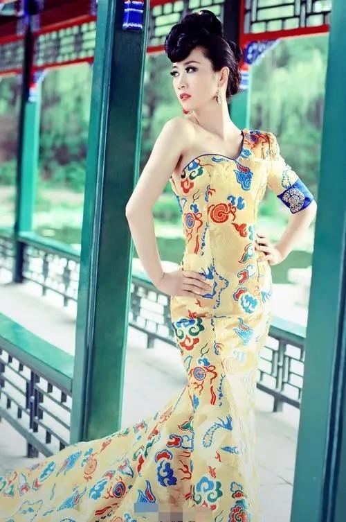 芙蓉姐姐整容前照片，芙蓉姐整容了吗（从扮丑网红到亿万富婆）