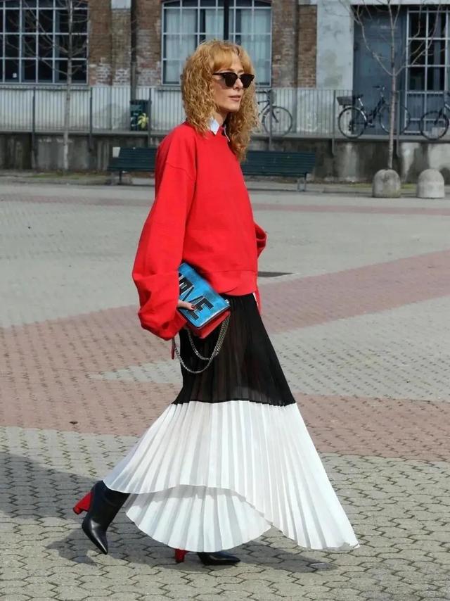 卫衣半裙早秋混搭时髦有女人味，卫衣＋半裙＝时髦又有女人味的早秋穿搭