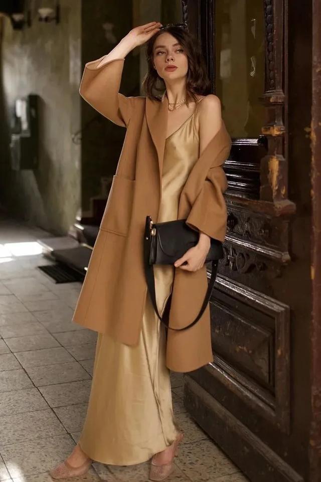 驼色大衣搭配图片，让你从20岁优雅到60岁的驼色大衣（驼色大衣怎么穿搭有气场）