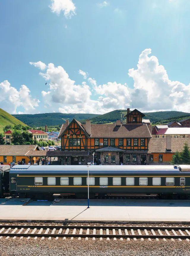 火车沿途风景最佳路线夏天，国内这些赏秋火车路线