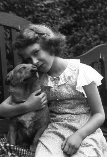 英国女王伊丽莎白二世是谁的子女，英国女王伊丽莎白二世