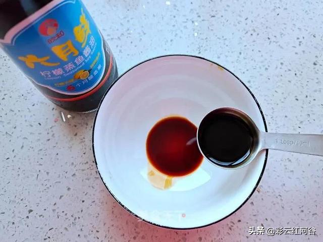 清蒸带鱼的家常做法，如何做清蒸带鱼最好吃（鱼肉软嫩连汤汁都很下饭）