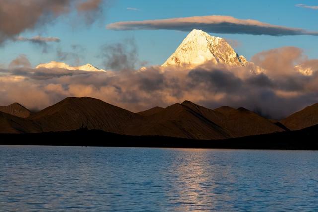贡嘎雪山主峰，屹立于众峰之巅