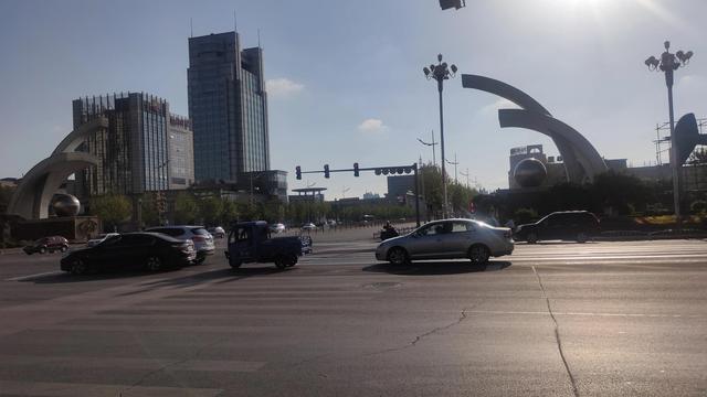 盘锦向海大道与商贸北街交叉路口，盘锦市向海大道