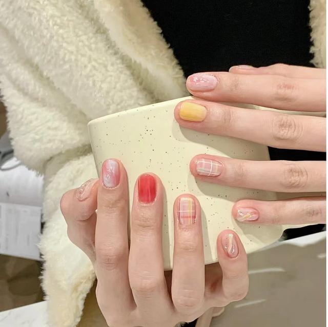 简直太美了非常显手白的一款美甲，20款早春美甲分享