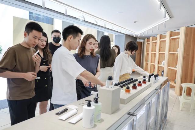 杭州银泰百货官网，银泰百货官网旗舰店（银泰百货、盒马等79家企业入选杭州市首批新零售企业）