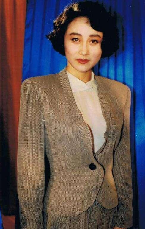 利智和李连杰全家照，李连杰俩女儿回新加坡过节