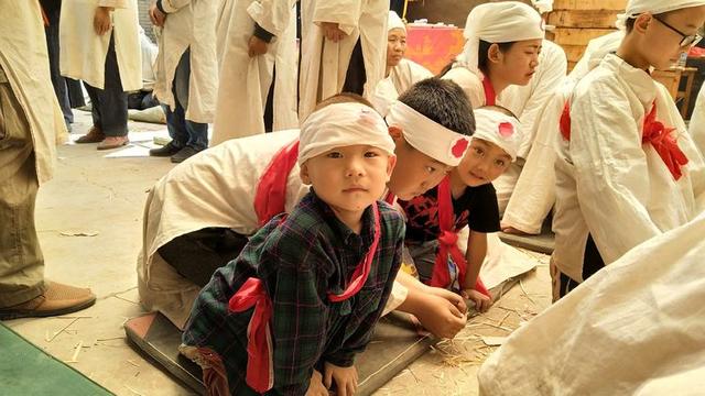 死人磕头磕几个，白事出殡磕头磕几下