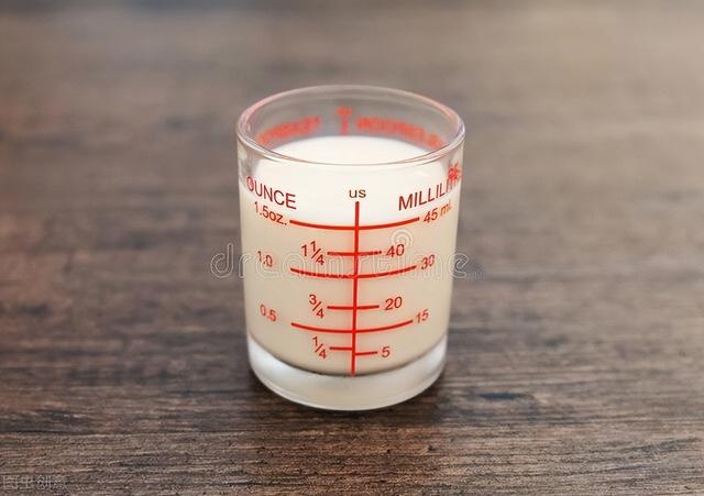 正确的奶瓶喂养姿势图，奶杯的正确喂养姿势（育儿：用奶瓶喂奶的正确姿势）