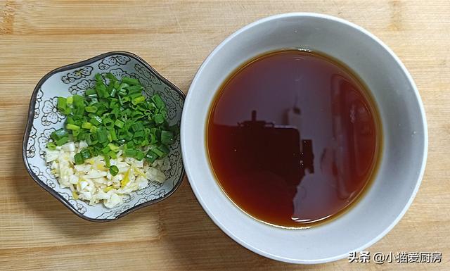 脆皮茄子卷的做法，裹上一层熬好的热汁