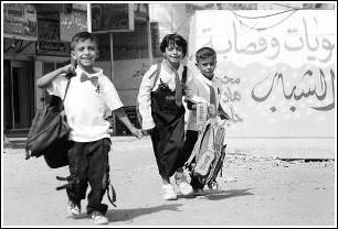 萨达姆的儿子乌代拿老百姓喂狮子，萨达姆长子乌代的魔幻人生