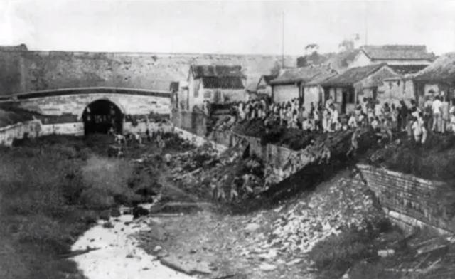 火烧圆明园图片，为何1万人能肆虐火烧圆明园（火烧圆明园是什么战争时期）