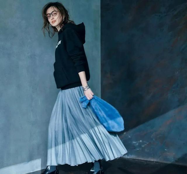 卫衣半裙早秋混搭时髦有女人味，卫衣＋半裙＝时髦又有女人味的早秋穿搭