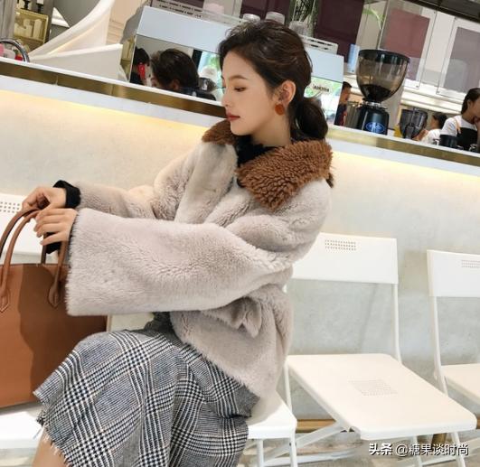 黑色皮草搭配图片，黑色长款皮草外套冬季搭配（穿黑色皮草配围巾品味真高）