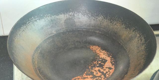 毒铁锅为何屡禁不止，炒菜用的铁锅用哪个比较安全呢