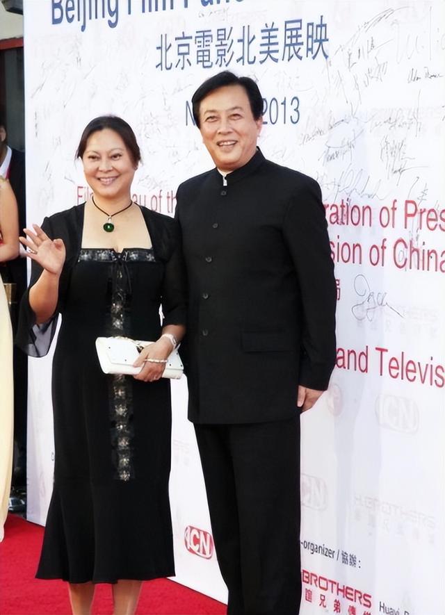 唐国强的妻子是谁，唐国强两段婚姻（唐国强前妻和现任是谁）