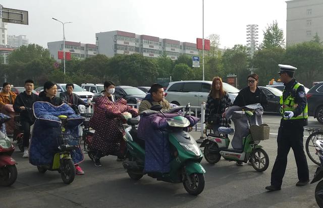 摩托车载人规定，电动自行车电轻摩（电动自行车载人新规定）
