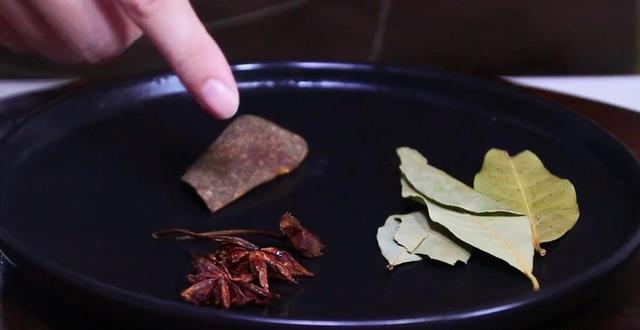 红烧牛肉的做法最正宗的做法，难怪饭店的红烧肉那么好吃（饭店红烧肉最正宗的做法）