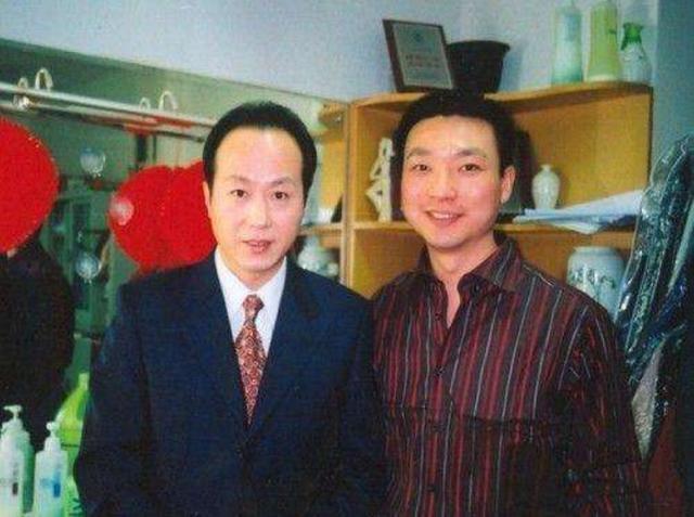 罗京去世讣告，为何墓地却出现怪相