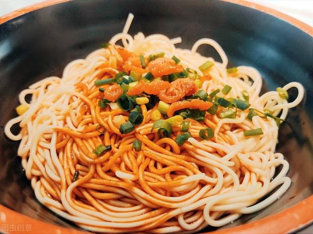 上海最受欢迎的美食，酒酿糟鸡、羌饼、爆鱼……吃着吃着爷叔“金句”频出