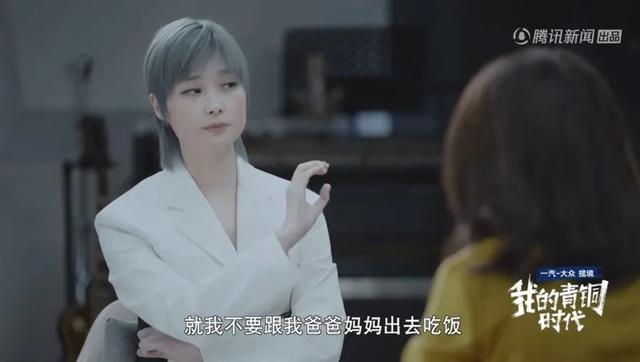 李宇春为什么坐轮椅受伤，38岁李宇春身患重病