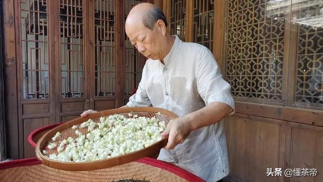 事实证明虎父无犬女，科比指导女儿球队打进决赛
