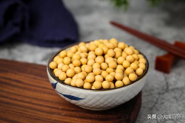 冬季黑豆炖猪蹄的营养做法，冬天多吃猪蹄加它一起炖