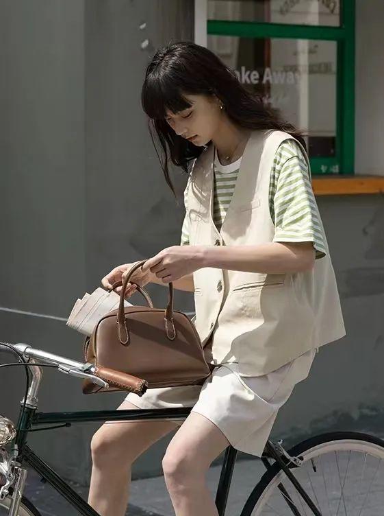 34岁杨幂近照显疲态，次次艳压00后小花