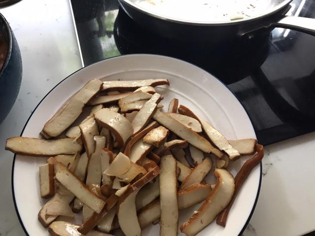 芹菜炒豆腐干的家常炒法，厨师长教你做芹菜炒豆腐干