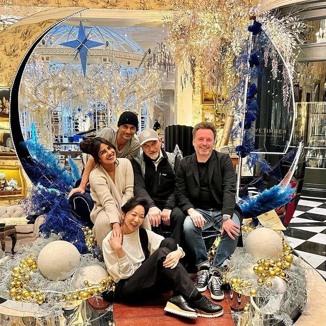 2019年女明星们的红地毯造型，39岁印度国宝级巨星扎丸子头装嫩