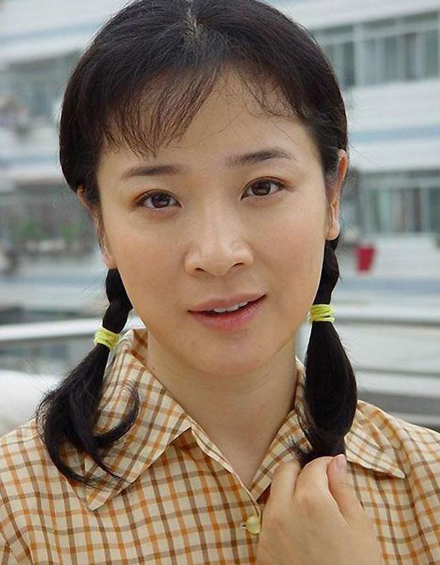 陈小艺老公刘惠宁，52岁陈小艺婚后绯闻（丈夫坐轮椅她却多次牵手小鲜肉）