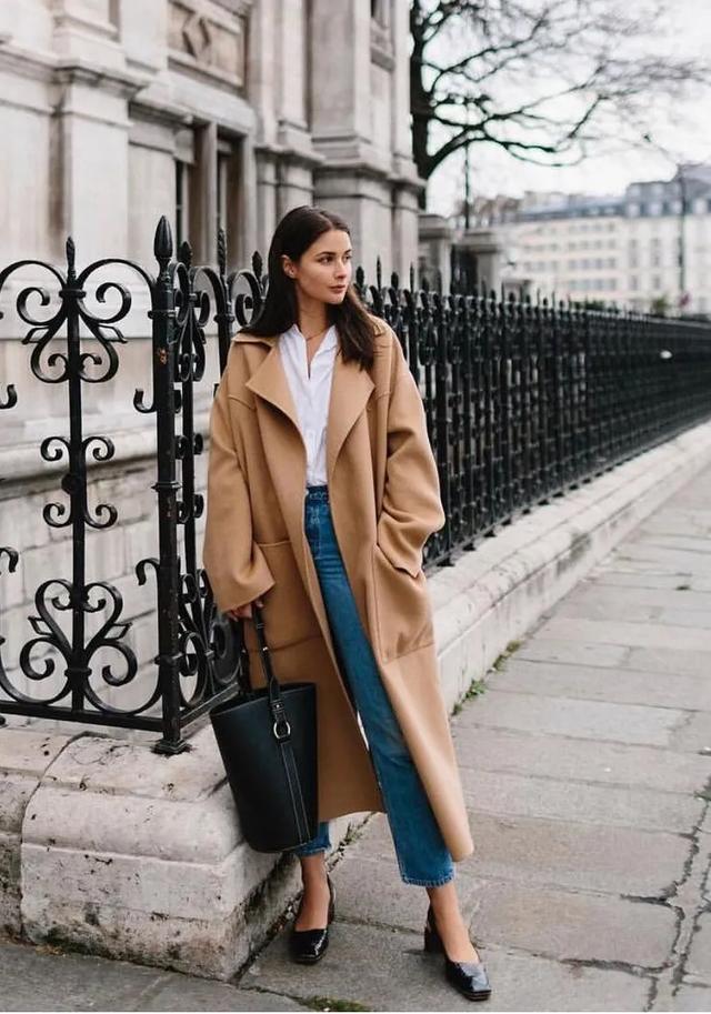 驼色大衣搭配图片，让你从20岁优雅到60岁的驼色大衣（驼色大衣怎么穿搭有气场）