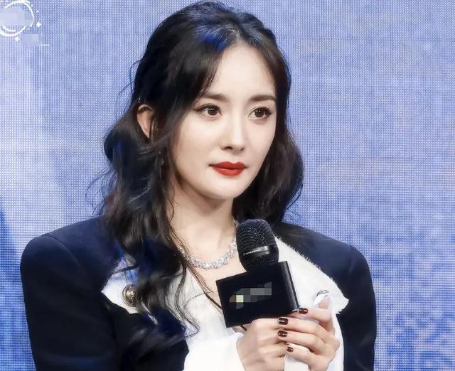 杨幂父亲是做什么的，年过50爱秀肌肉