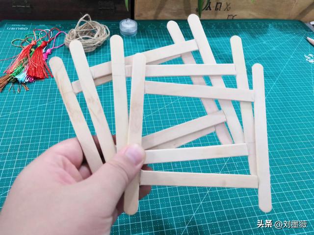 小朋友用气球做一个灯笼，小朋友做了一个氛围感满满的礼物