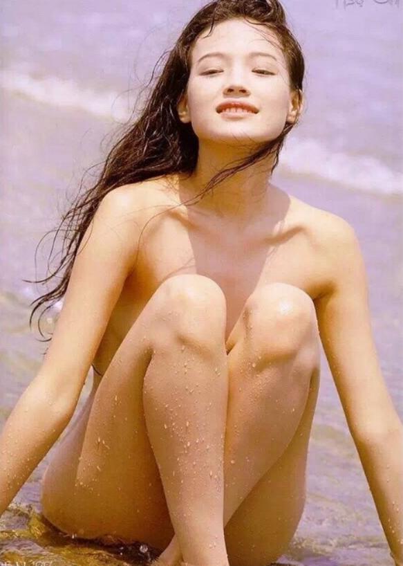 柳岩傲人的身材一直备受网友羡慕，吴尊模仿球星动作