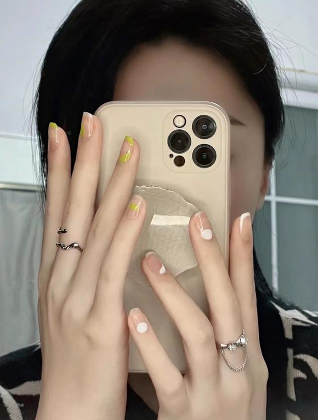 简直太美了非常显手白的一款美甲，20款早春美甲分享