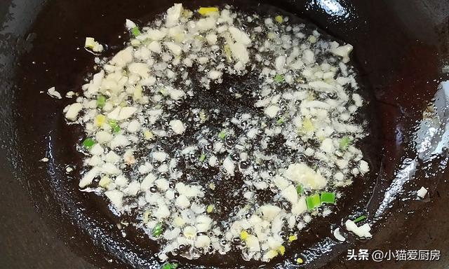 脆皮茄子卷的做法，裹上一层熬好的热汁