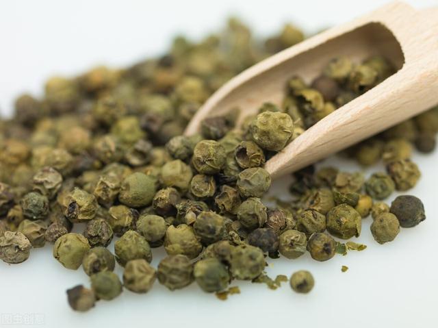 黑胡椒有哪些特点，才知道黑白绿胡椒都是同一种