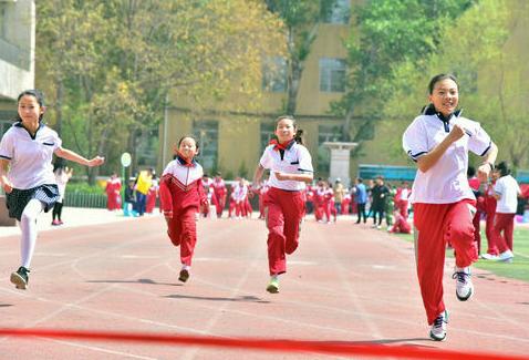 新手怎么练习跑步姿势，体育老师秘籍之