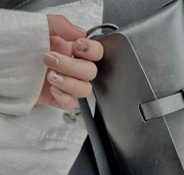 简直太美了非常显手白的一款美甲，20款早春美甲分享