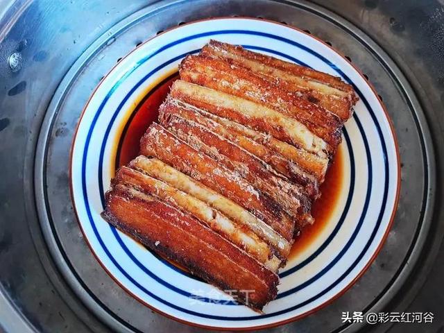 清蒸带鱼的家常做法，如何做清蒸带鱼最好吃（鱼肉软嫩连汤汁都很下饭）