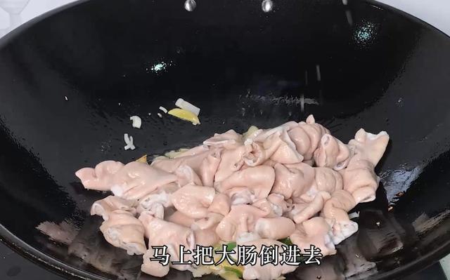 酸菜肥肠的做法，酸菜焖肥肠做法