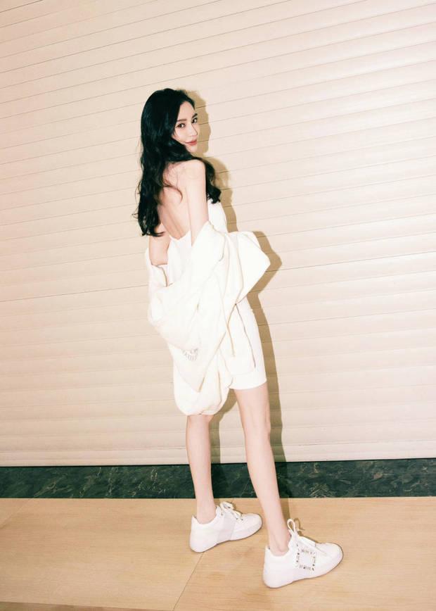 杨颖出席活动大秀美肩，Angelababy“一字肩”礼服裙造型